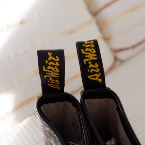 DR. MARTENS 1460 FLORAL LACE UP BOOTS ✨ - Picture 4 of 6